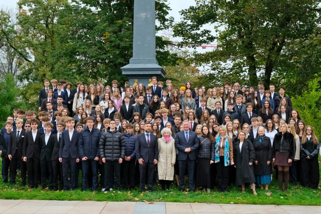 Święto szkoły w III Liceum Ogólnokształcącym im. Unii Lubelskiej w Lublinie z dyplomacją i prawem w tle.